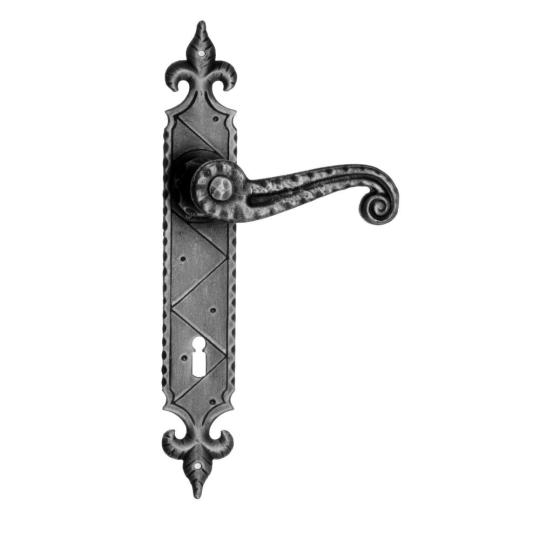 ozdobna antikovana cierna zelezna klucka s klucovou dierkou elegantny styl pre specialne otvory dverova klucka vidiecky dom chata dom lameridiana interierovy dizajn.jpg